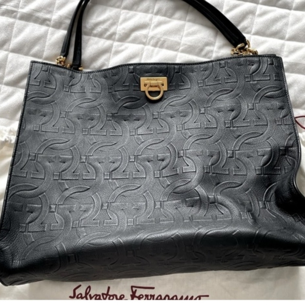 Salvatore Ferragamo Black with a Light Pink Interior Leather Shoulder Bag